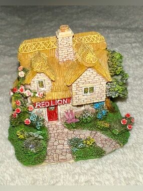 Vintage Leonardo Collection Red Lion Cottage Figurine 90s English Pub Decor
